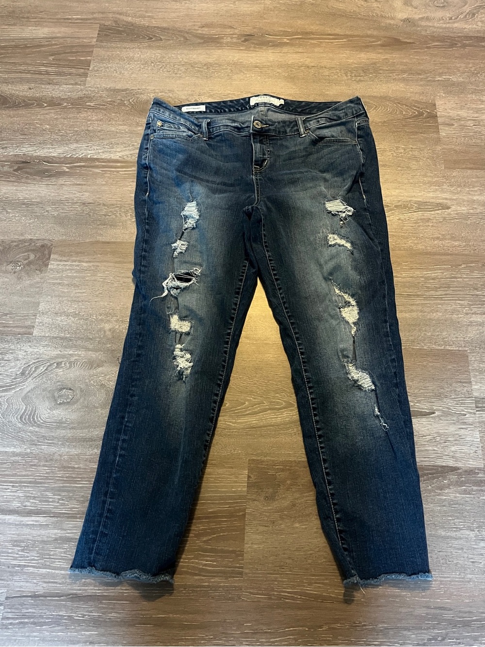 Torrid Boyfriend Jeans
Size 16
Dark wash, distressed, ripped, boyfriend fit, hig
